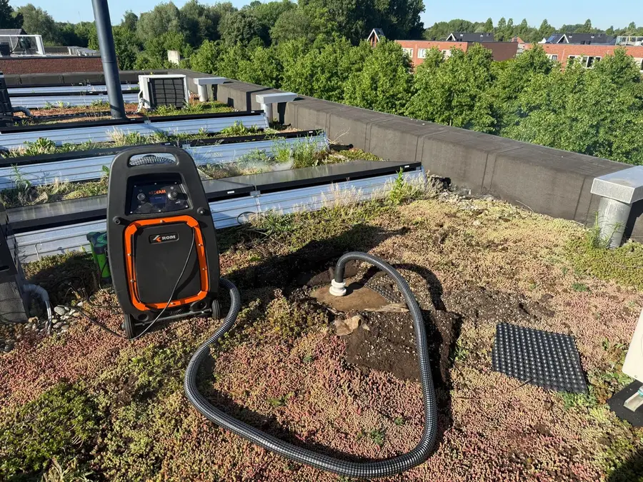Rookproef op een groendak: de rookmachine blaast rook onder de dakbedekking